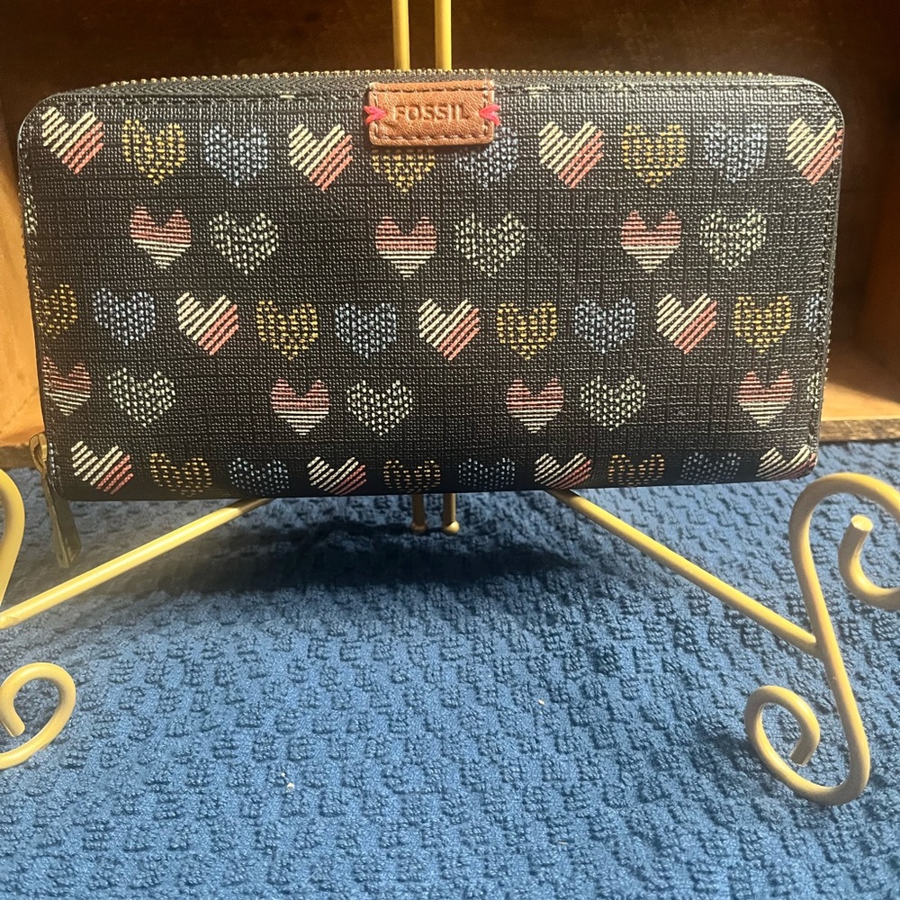 Fossil Zip Around Multicolor Heart Pattern Wallet - image 1